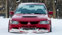Красный Mitsubishi Lancer Evolution IX на снегу
